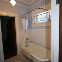 The Maple Leaf House bathroom tub